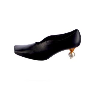 NWOT Yuul Yie Faux Pearl Accents Leather Pumps Size 38.5.      NWOT